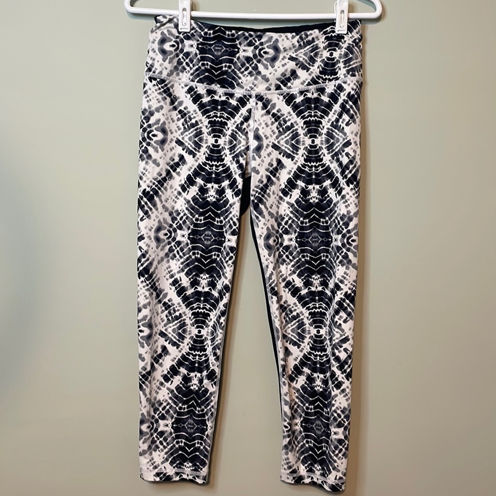 Victoria Secret Sport Knockout Capri Leggings Size Medium